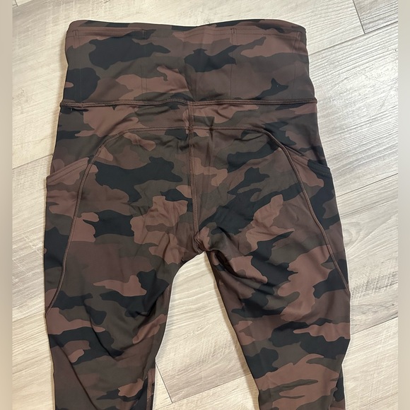 ***SOLD****** Lululemon FAST AND FREE TIGHT 25” Size 4 - Picture 4 of 7